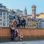 Grup de tineri care își fac un selfie, abia ajunși în Florența, Toscana, Italia. Sursă foto: Dreamstime