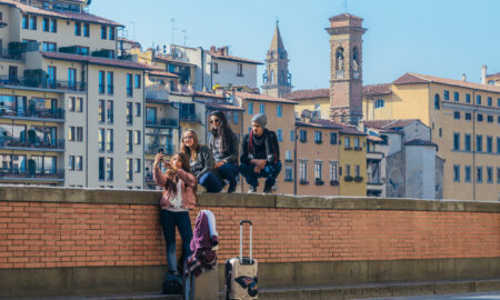 Grup de tineri care își fac un selfie, abia ajunși în Florența, Toscana, Italia. Sursă foto: Dreamstime