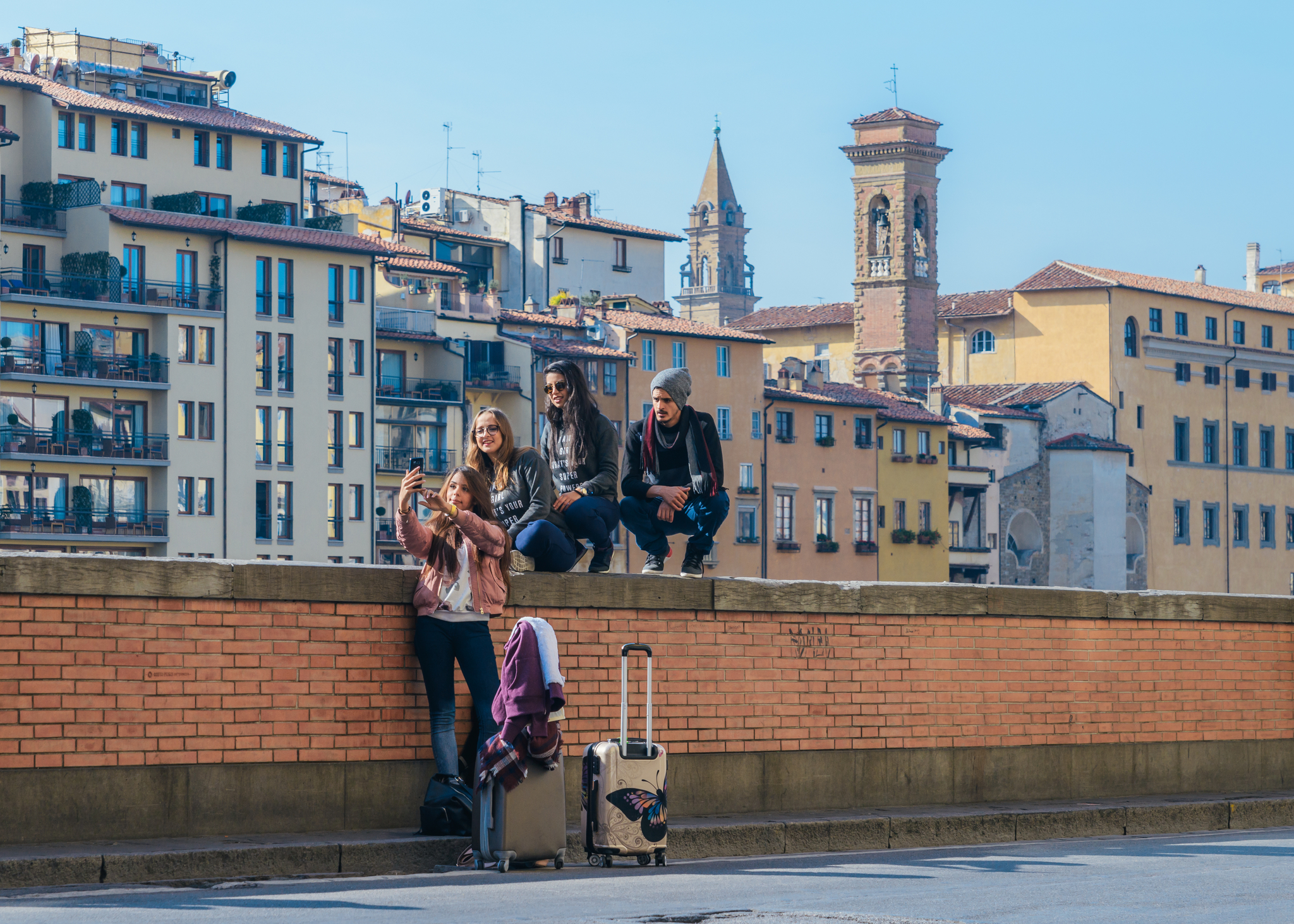 Grup de tineri care își fac un selfie, abia ajunși în Florența, Toscana, Italia. Sursă foto: Dreamstime