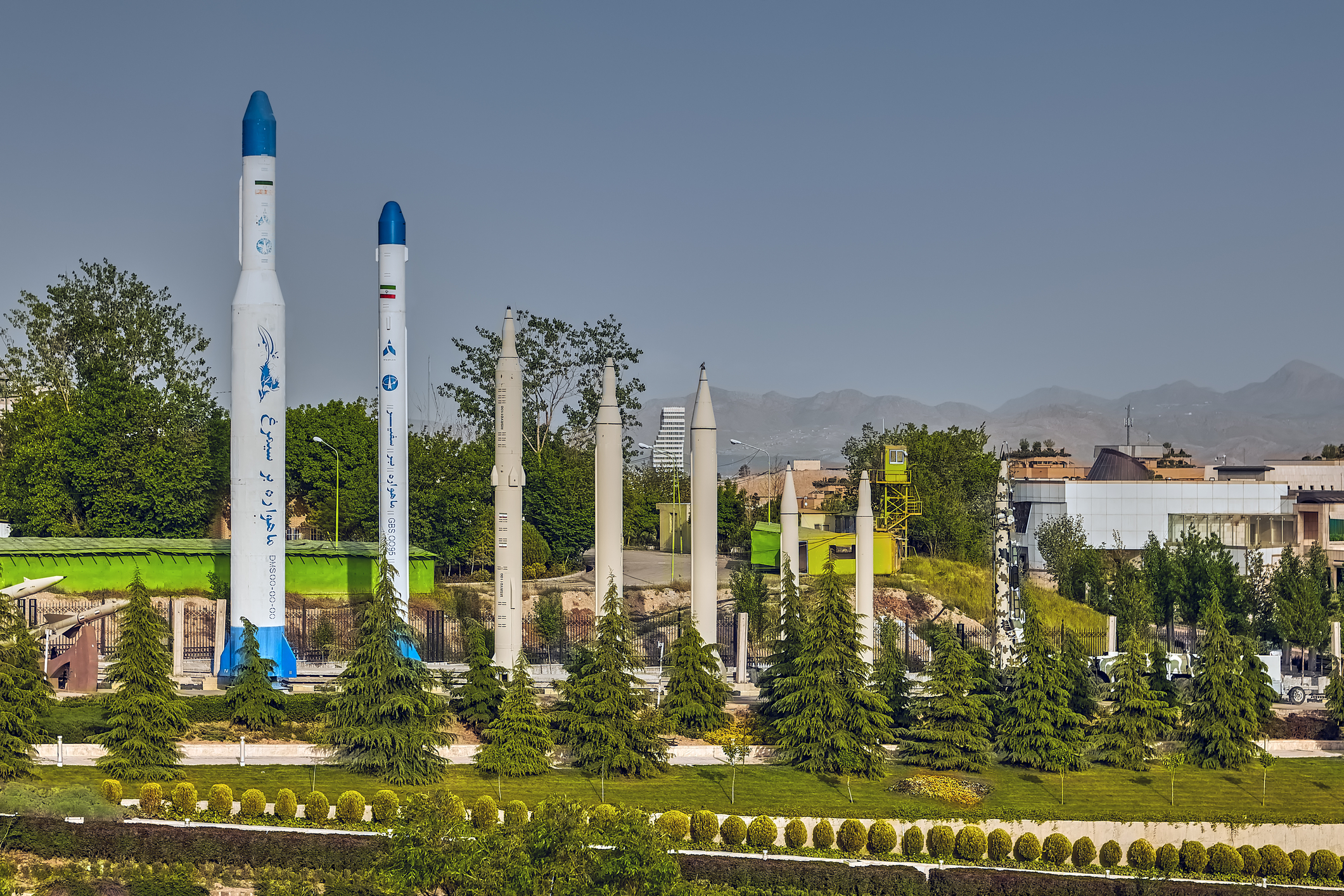 Mai multe replici ale rachetelor cu rază lungă de acțiune deținute de iranieni, instalate în Grădina Muzeului Sfintei Apărări din Hamadan
