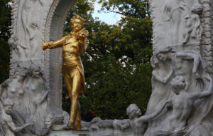 Monumentul Johann Strauss din Viena Sursa foto dreamstime.com