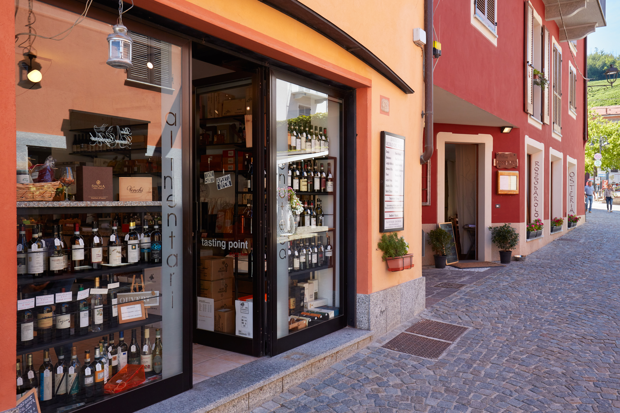 Strada Barolo cu vinării și magazine tipice într-o zi însorită de vară în Piemont. Sursă foto: Dreamstime