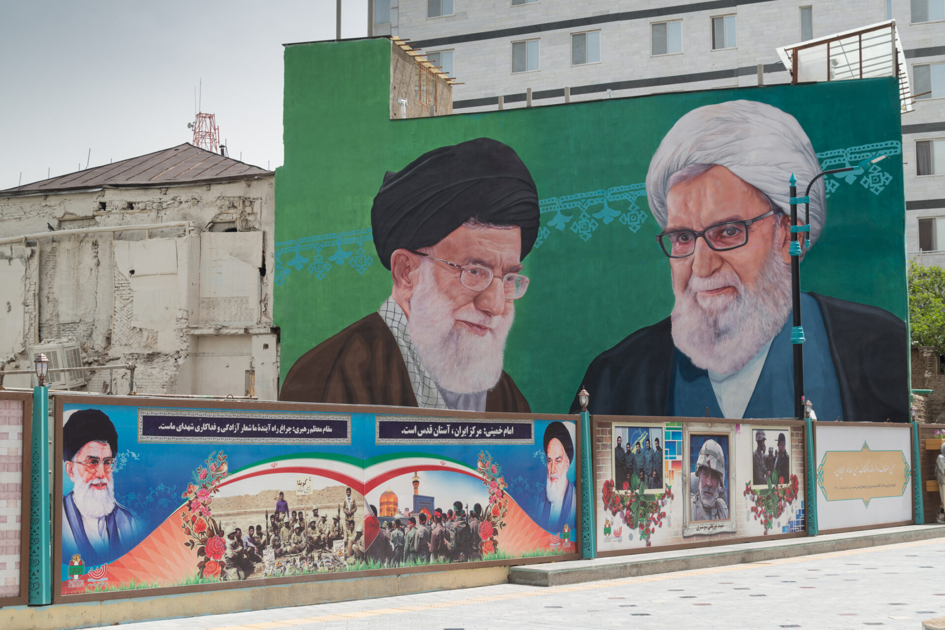 Ayatollahul Khomeini a condus revoluția islamică din 1979 (stânga), iar Khamenei a fost ales moștenitorul scaunului său, sursă foto dreamstime