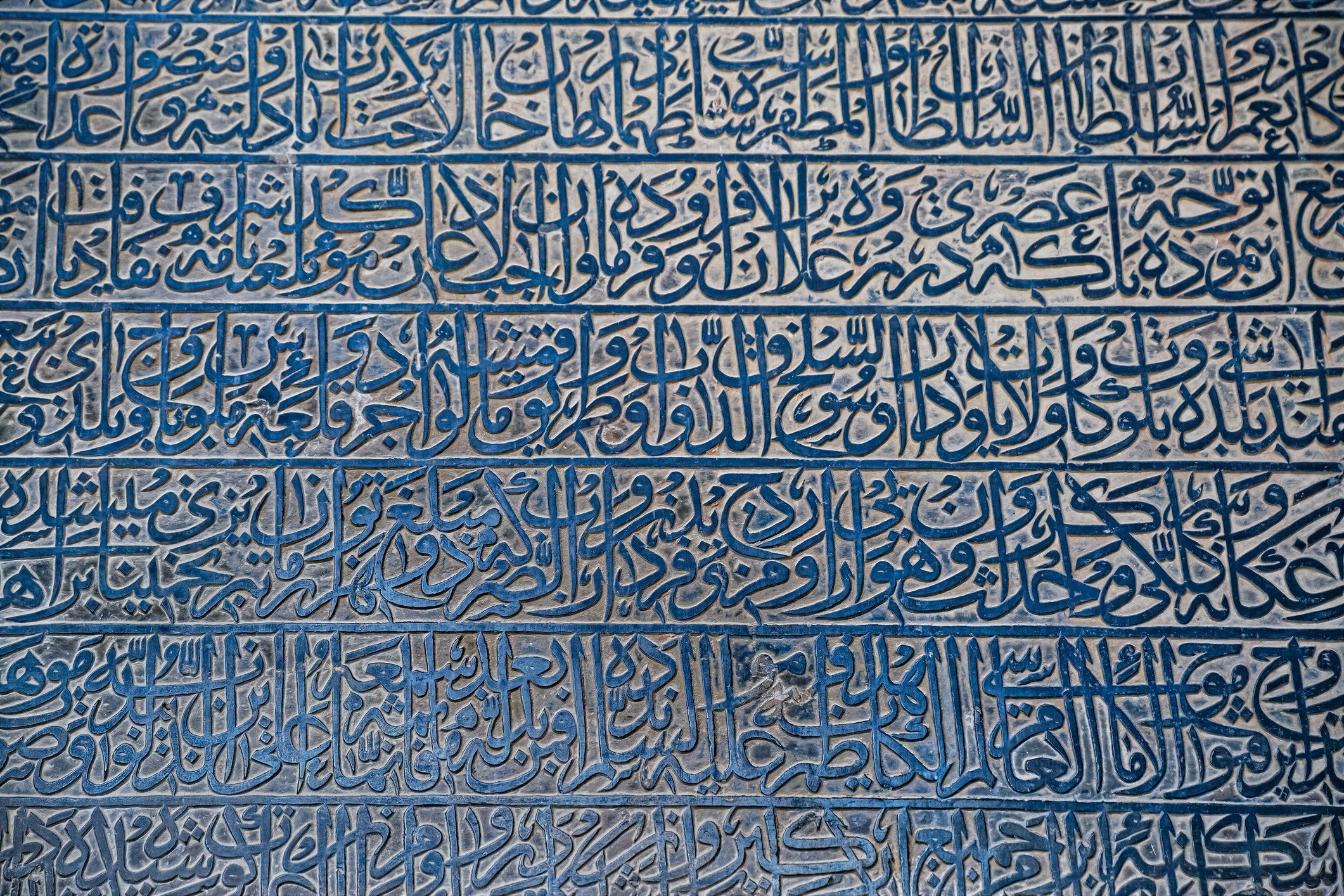 Limba persană este predominantă în literatură, jurnalism și științe. Litere inscripționate pe peretele moscheii Taj al Molk Jameh din sala de rugăciune, Isfahan, sursă foto dreamstime