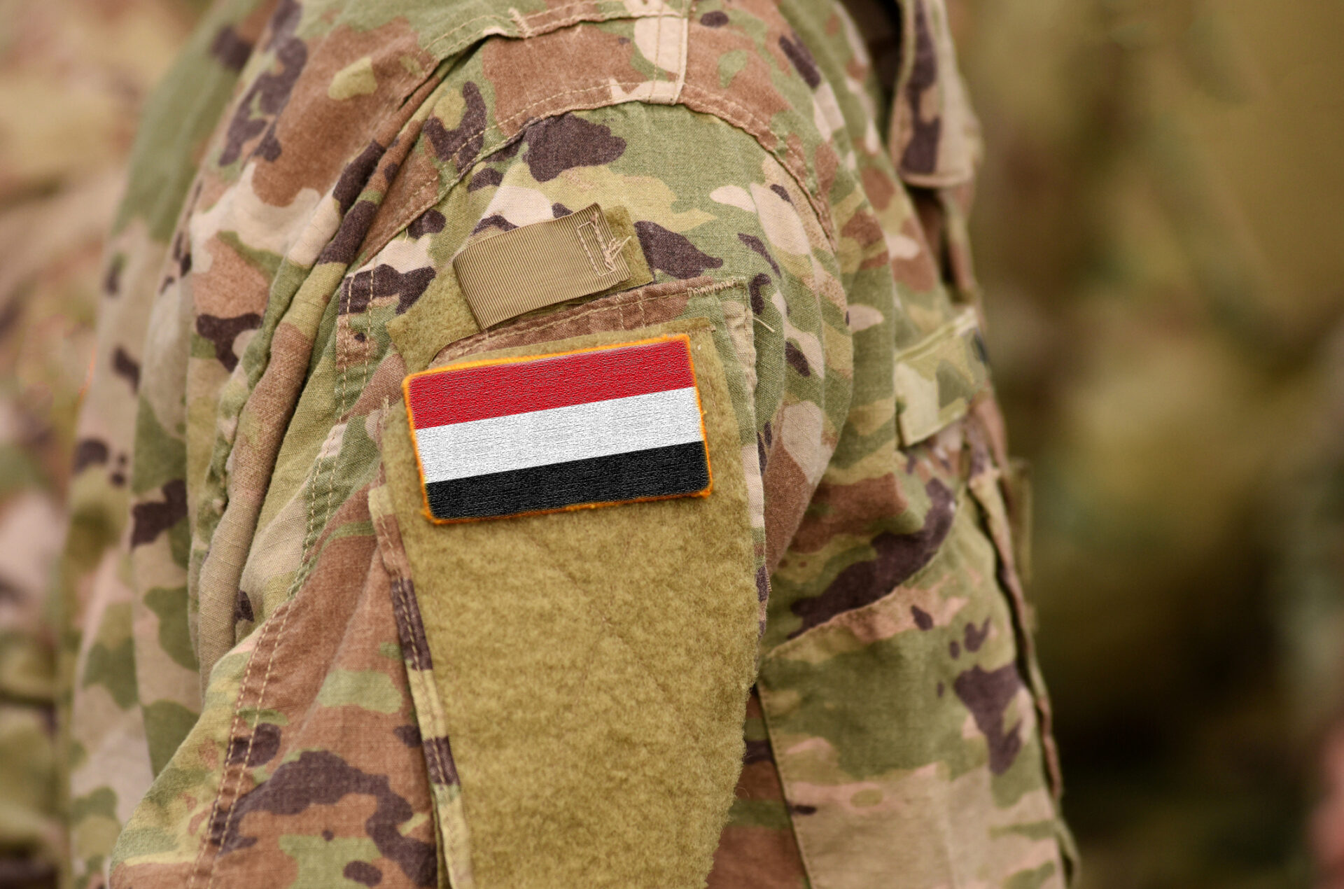 Steagul Yemenului pe brațul unui soldat voluntar înrolat în armata țării (sursă foto: dreamstime)