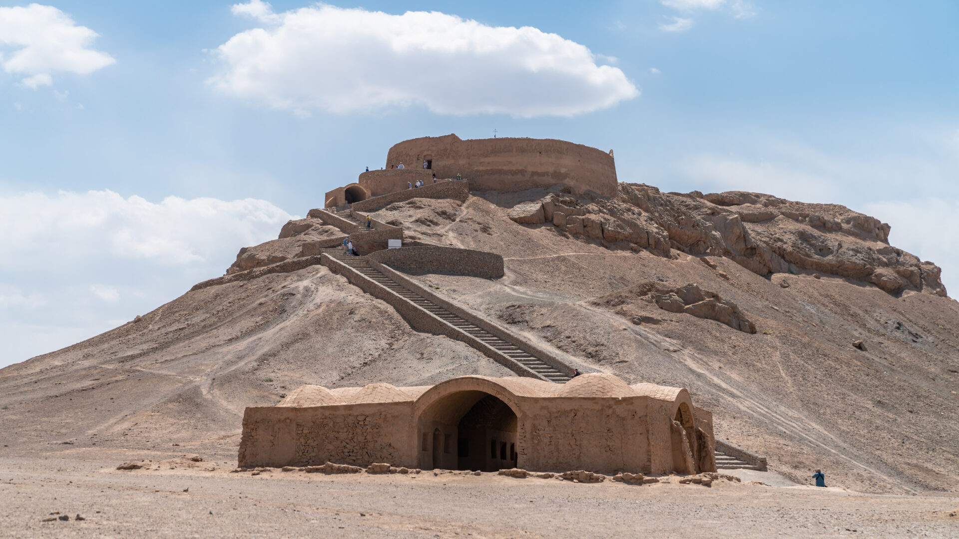 Ruinele civilizației zoroastriane, Turnurile tăcerii din orașul Yazd, sursă foto dreamstime