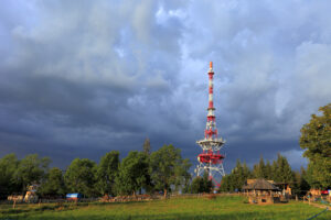 Vedere panoramică a unui turn de telecomunicații pe vârful muntelui Gubalowka, în apropiere de Zakopane, Polonia, Sursa foto: dreamstime.com