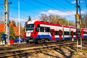 Infrastructura feroviară și de cale ferată a conexiunii Varșoviei cu orașul Podkowa Lesna din Polonia, Sursa foto: dreamstime.com