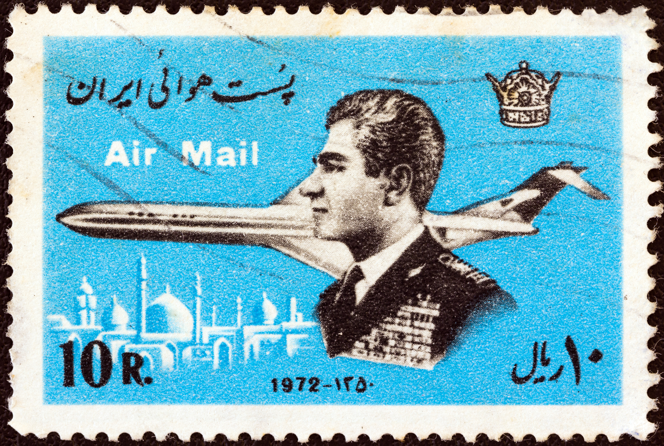 Timbru poștal cu șahul Pahlavi și un avion, din jurul anului 1972, sursă foto dreamstime. Șahul Pahlavi a ajuns la putere fiind susținut de britanici