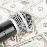microfon bani sursa foto dreamstime