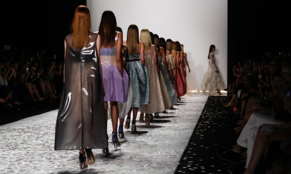 Industria modei – Secrete cusute cu ac și ață. De la trenduri la haute couture, de la designerii care au făcut istorie la cei din contemporan