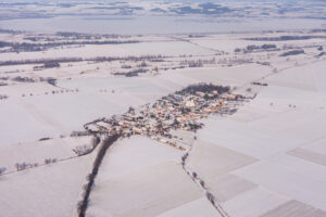 Vedere aeriană deasupra câmpurilor de recoltare în timpul iernii în apropierea satului Piotrowice Nyskie din Polonia, Sursa foto: dreamstime.com