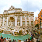 Turiști în vizită la Fontana di Trevi. Fântâna Trevi este un simbol iconic al Romei imperiale. Este una dintre cele mai populare atracții turistice din Roma. Sursă foto: Dreamstime