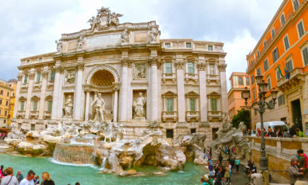 Turiști în vizită la Fontana di Trevi. Fântâna Trevi este un simbol iconic al Romei imperiale. Este una dintre cele mai populare atracții turistice din Roma. Sursă foto: Dreamstime