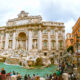 Turiști în vizită la Fontana di Trevi. Fântâna Trevi este un simbol iconic al Romei imperiale. Este una dintre cele mai populare atracții turistice din Roma. Sursă foto: Dreamstime