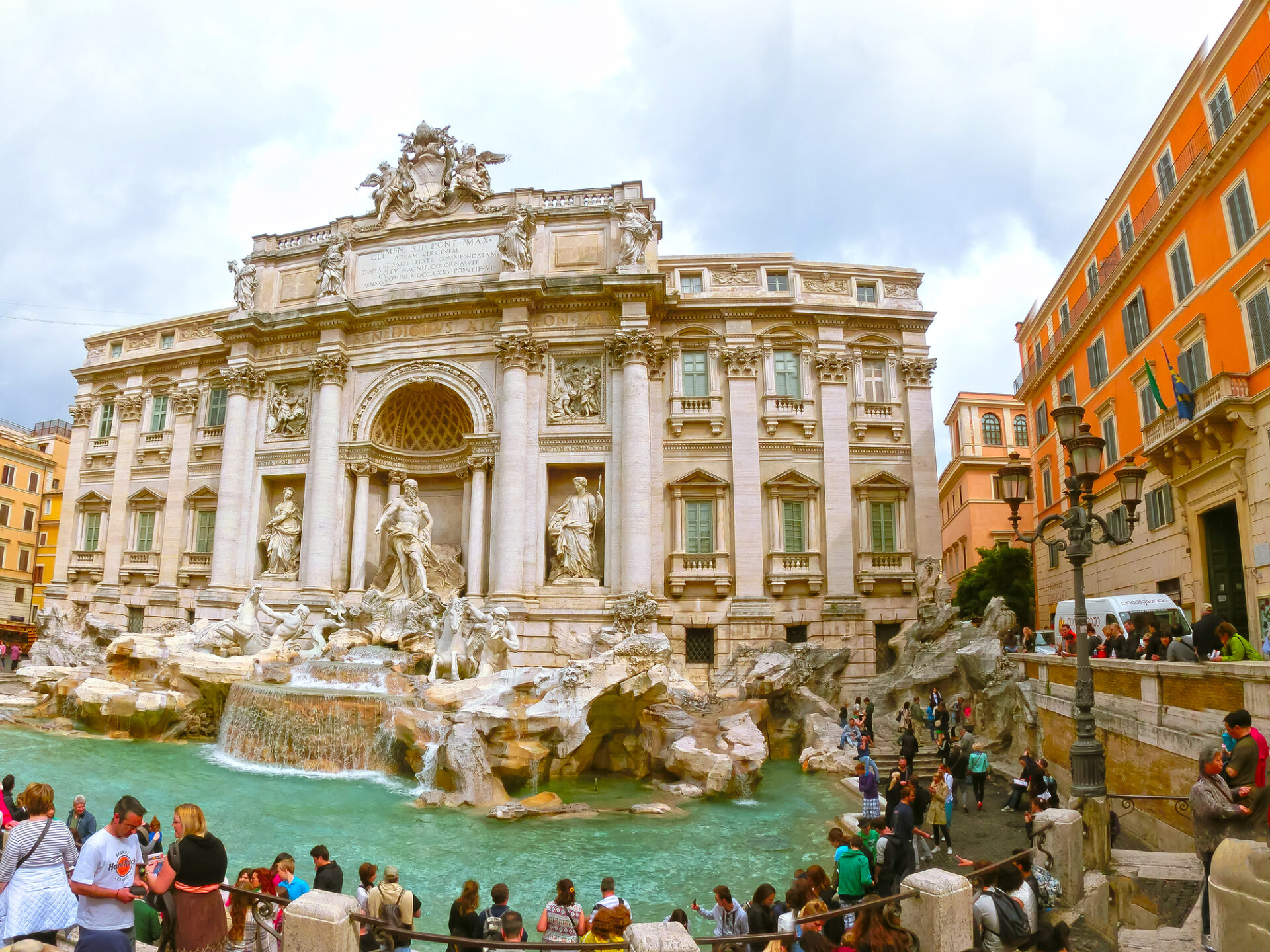 Turiști în vizită la Fontana di Trevi. Fântâna Trevi este un simbol iconic al Romei imperiale. Este una dintre cele mai populare atracții turistice din Roma. Sursă foto: Dreamstime