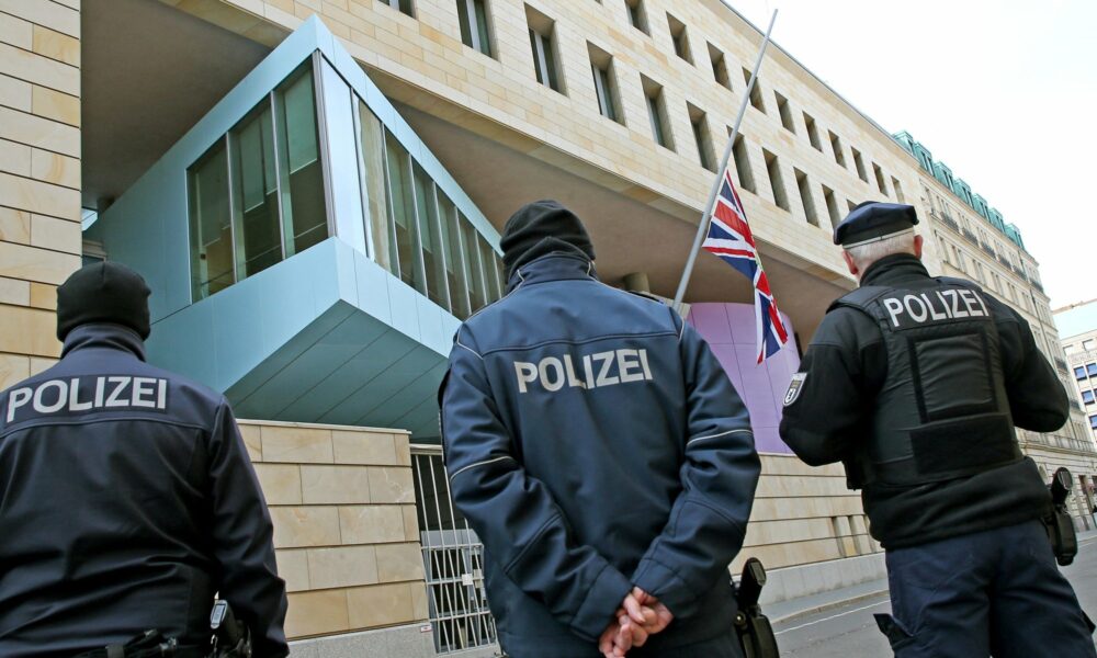 Paznic al ambasadei britanice din Berlin, prins că furniza informații secrete Rusiei! Acuzațiile sunt serioase