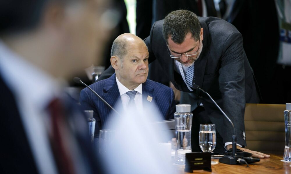 Politico: Cine se află în spatele cancelarului german Olaf Scholz