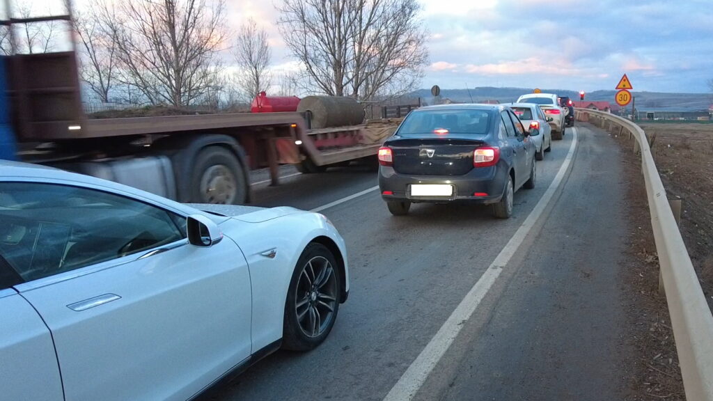 Circulația se desfășoară pe o singură bandă