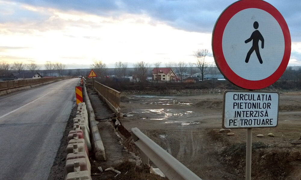 REPORTAJ. O poveste fără sfârșit cu un pod din Suceava. Zeci de mii de oameni suferă zilnic din cauza unui proiect greșit realizat de CNAIR
