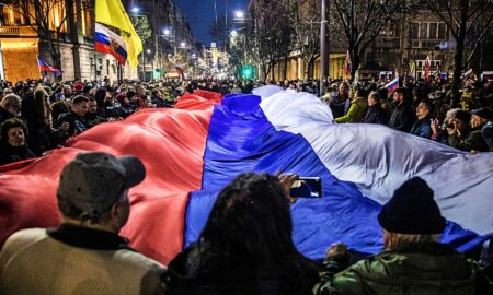 Sursă foto: bbc.com; activiști pro Kremlin mărșăluiesc în Belgrad