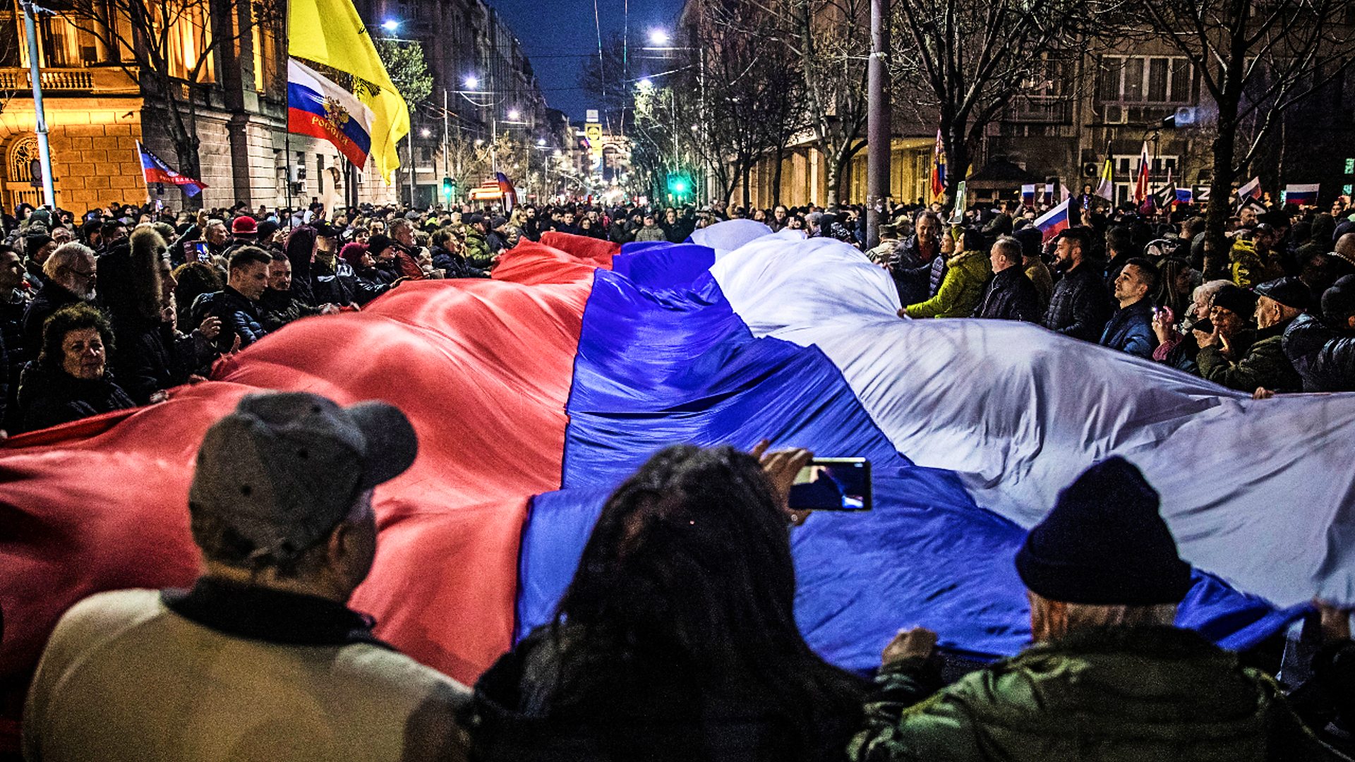 sursă foto: bbc.com; activiști pro Kremlin mărșăluiesc în Belgrad