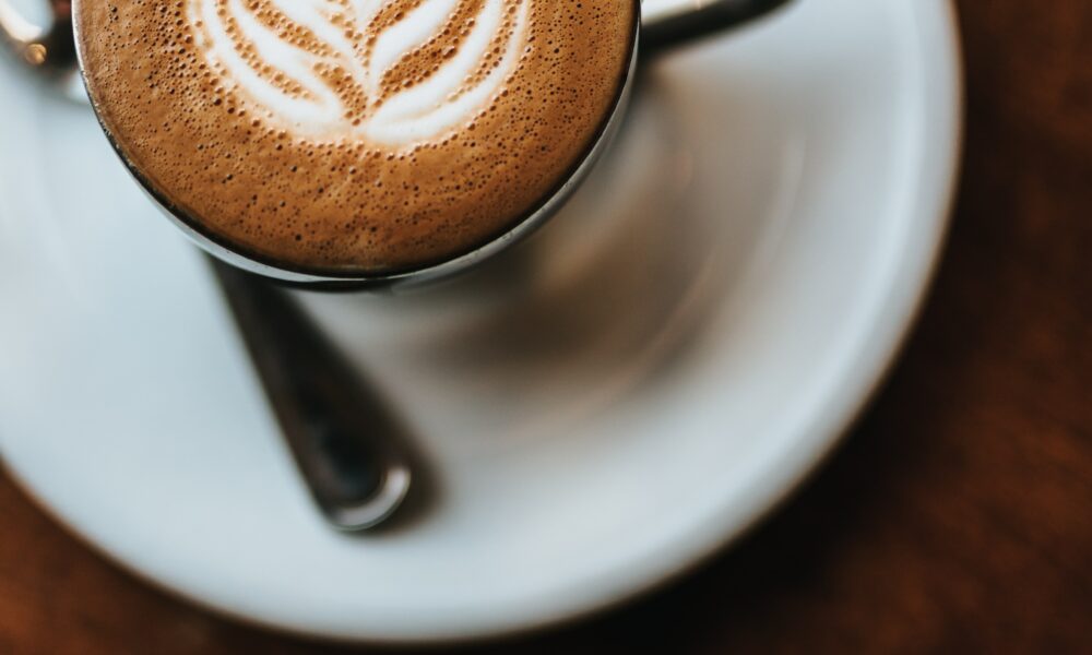 Cafeaua ajunge la prețuri record. Care este cauza scumpirilor din ultima perioadă