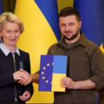 Președinta Comisiei Europene, Ursula von der Leyen, și președintele Ucrainei, Volodimir Zelenski, dând mâna