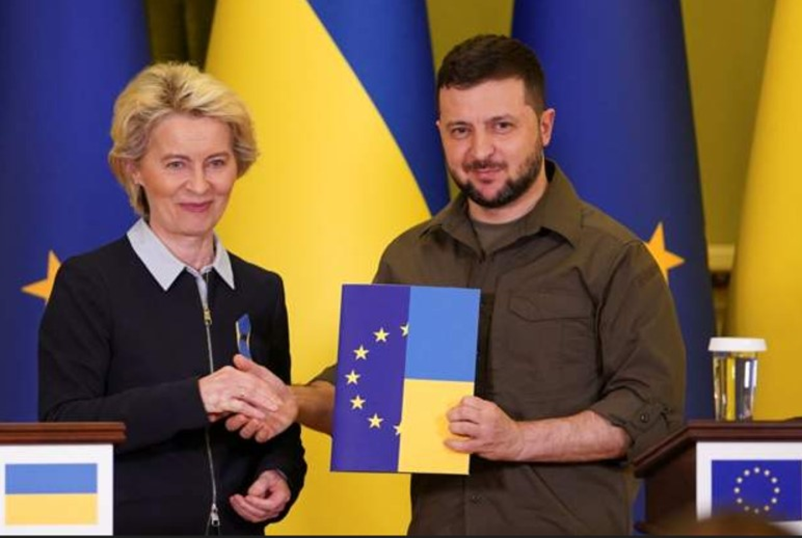 Președinta Comisiei Europene, Ursula von der Leyen, și președintele Ucrainei, Volodimir Zelenski, dând mâna