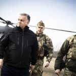 Viktor Orban înconjurat de soldați