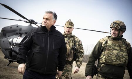 Viktor Orban înconjurat de soldați