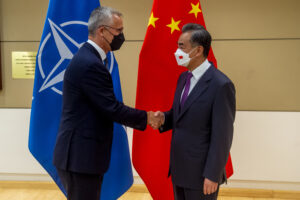 întâlnire întreJens Stoltenberg și Wang Yi; sursă foto: nato.int