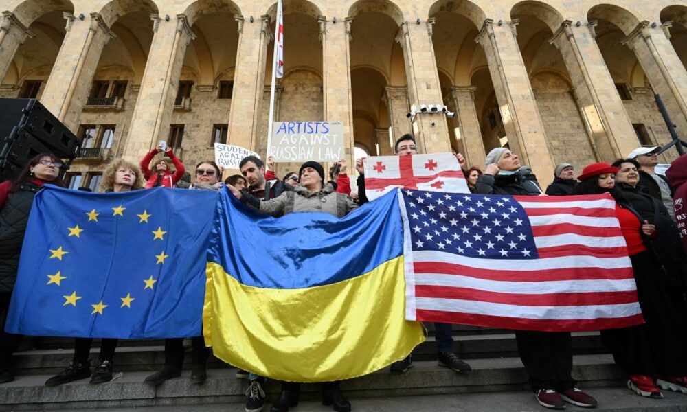 Mii de persoane au protestat în Tbilisi! În urma presiunilor, Georgia va renunța la un proiect de lege privind „influenţa străină”