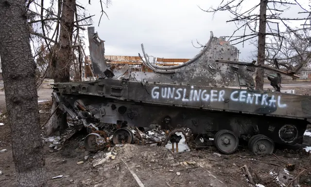 Un vehicul blindat rusesc într-un sat de lângă Kupiansk, distrus în timpul eliberării regiunii Harkov în septembrie. Sursă foto: The Guardian