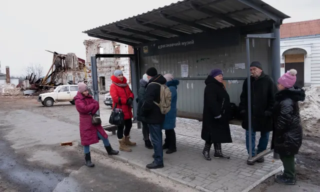 Oamenii așteaptă autobuzul în Kupiansk. Sursă foto: The Guardian