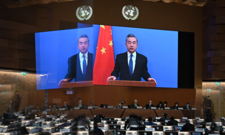 Ministrul chinez de externe, Wang Yi, apare pe un ecran în timp ce ține un discurs la distanță la deschiderea unei sesiuni a ONU; sursă foto: foreignpolicy.com