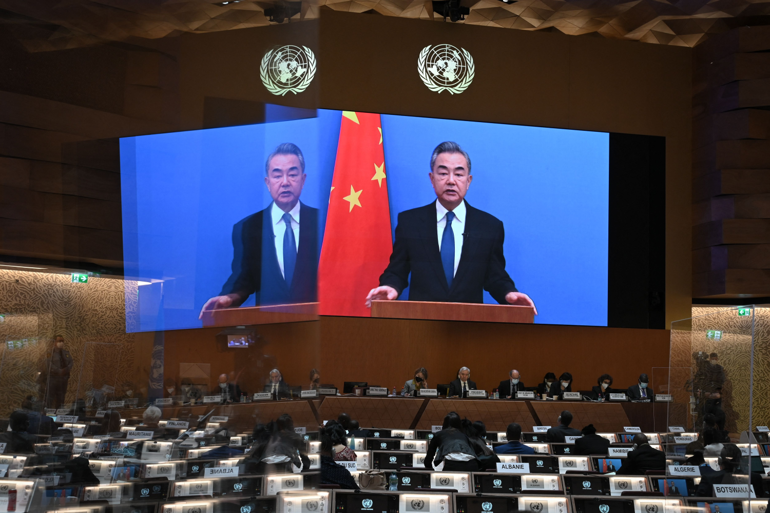 Ministrul chinez de externe, Wang Yi, apare pe un ecran în timp ce ține un discurs la distanță la deschiderea unei sesiuni a ONU; sursă foto: foreignpolicy.com