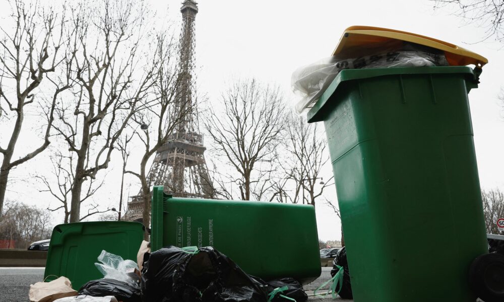 Parisul se scufundă în gunoi! Capitala franceză suferă consecințele protestelor