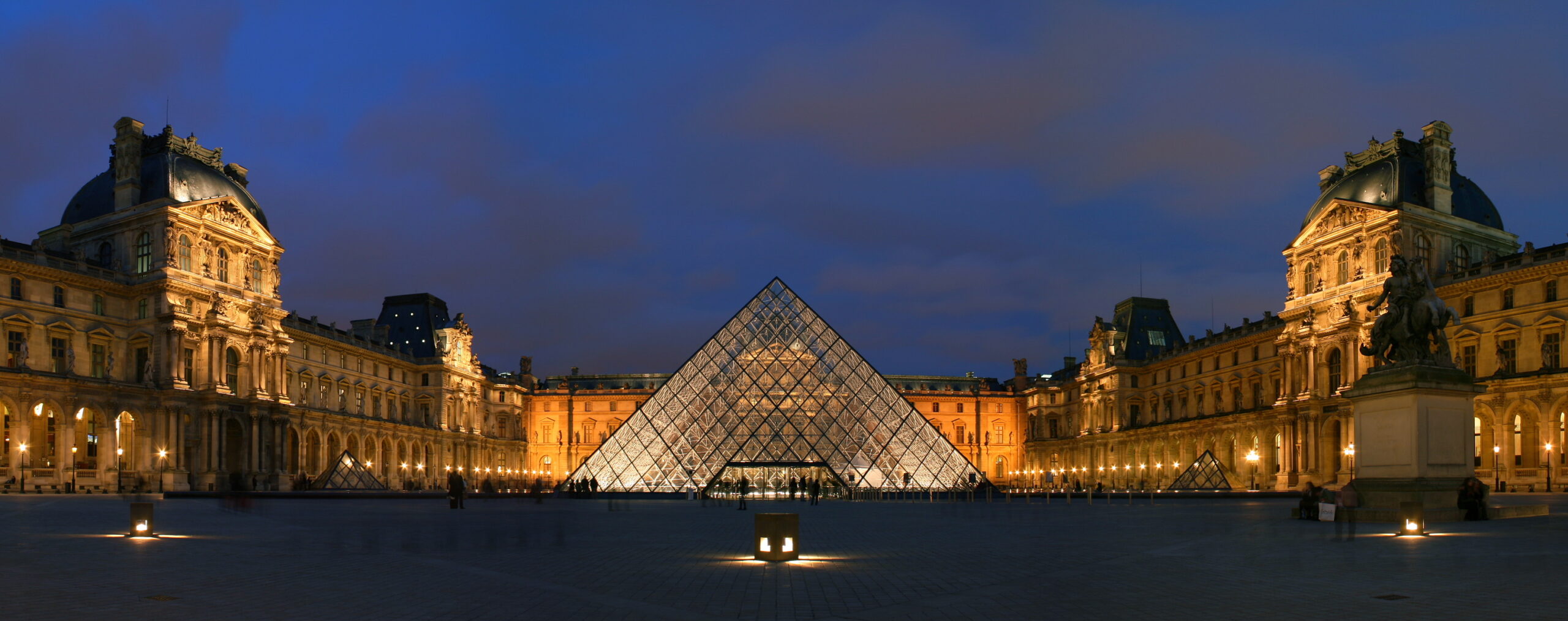 Louvre sursa foto wikipedia