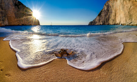 Plaja Navagio la apus de soare în insula Zakyntos Grecia. Sursa foto dreamstime