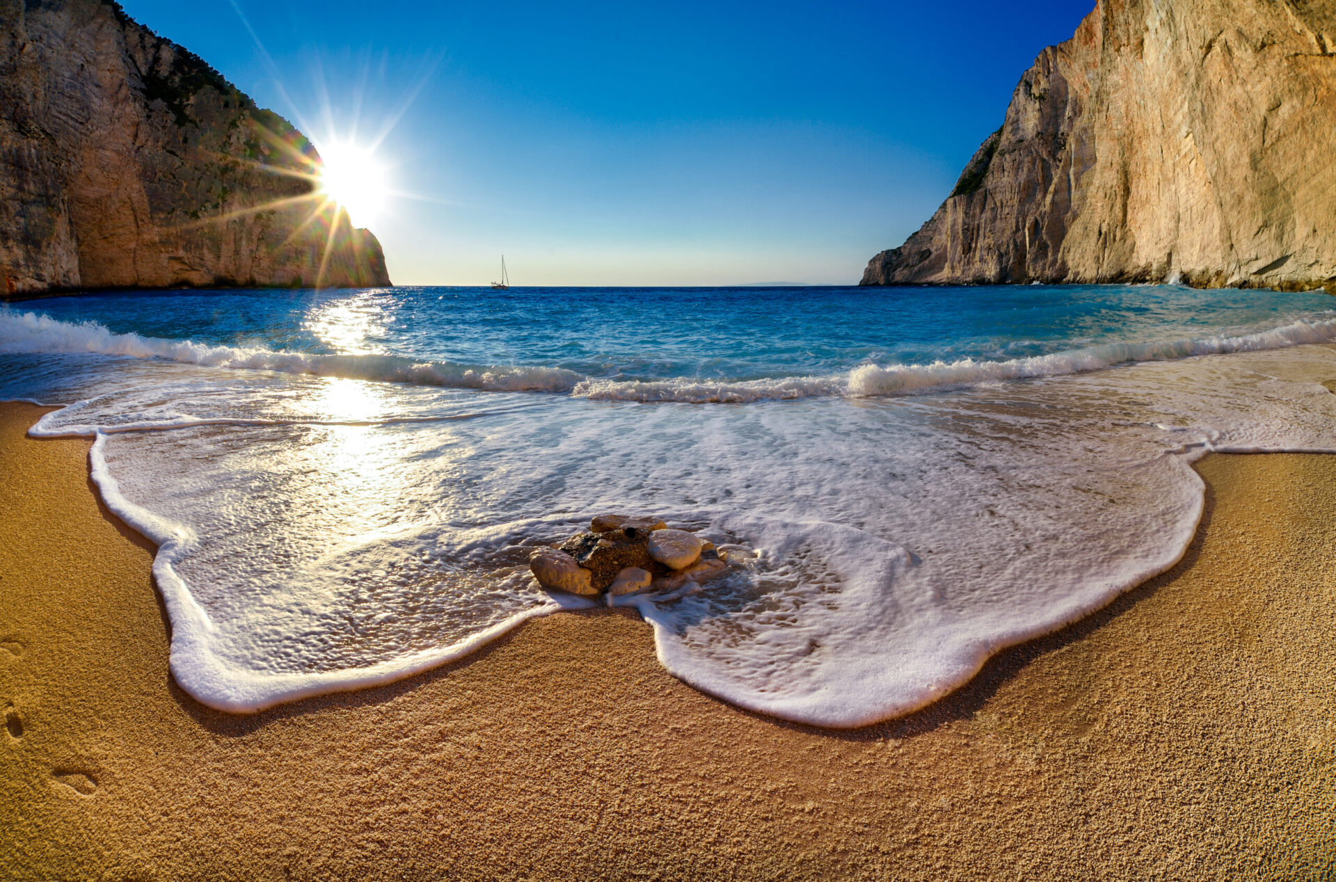 Plaja Navagio la apus de soare în insula Zakyntos Grecia. Sursa foto dreamstime