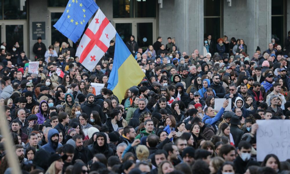 Protestele din Georgia iau amploare. Legea „agenților străini” reprimă libertatea presei la fel ca în Rusia