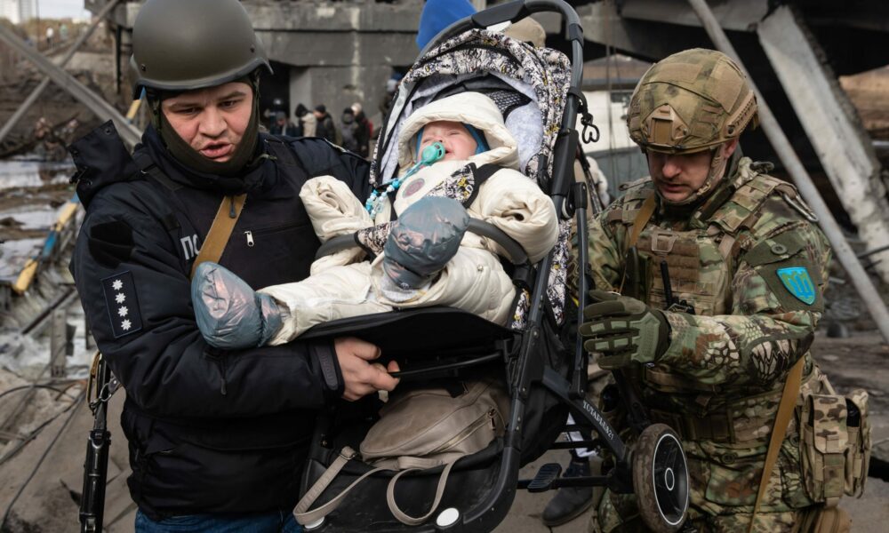 The Guardian: Viața în imagini a cetățenilor ucraineni după bombardamentele rusești
