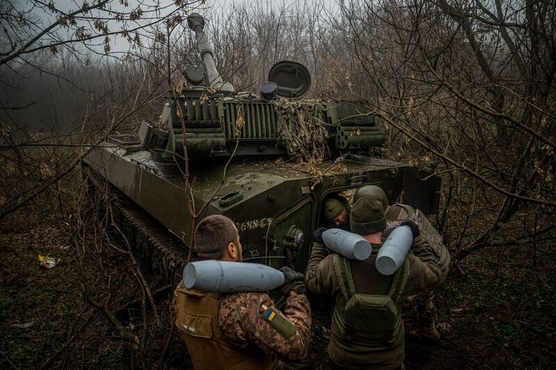 Artileriști ucraineni încarcă muniție în obuziere lângă Bahmut, Ucraina; sursă bloomberg.com
