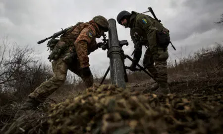 Militarii ucraineni au montat un mortier pentru a-l lansa spre pozițiile trupelor rusești, la periferia orașului Bahmut; sursă foto: kanald.ro