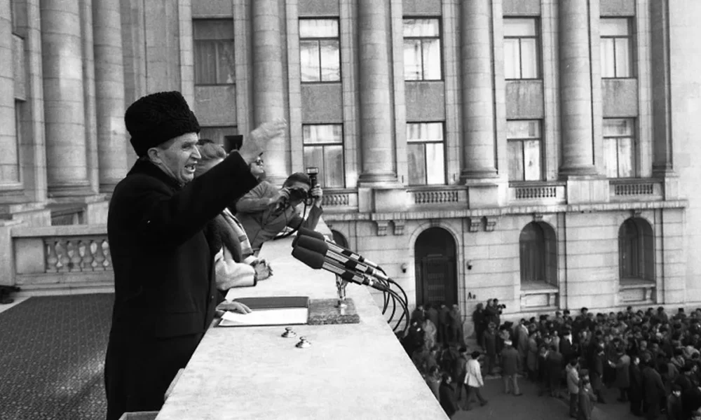 Revelionul pe vremea tovarășului. Cum sărbătoreau românii Anul Nou în perioada comunistă