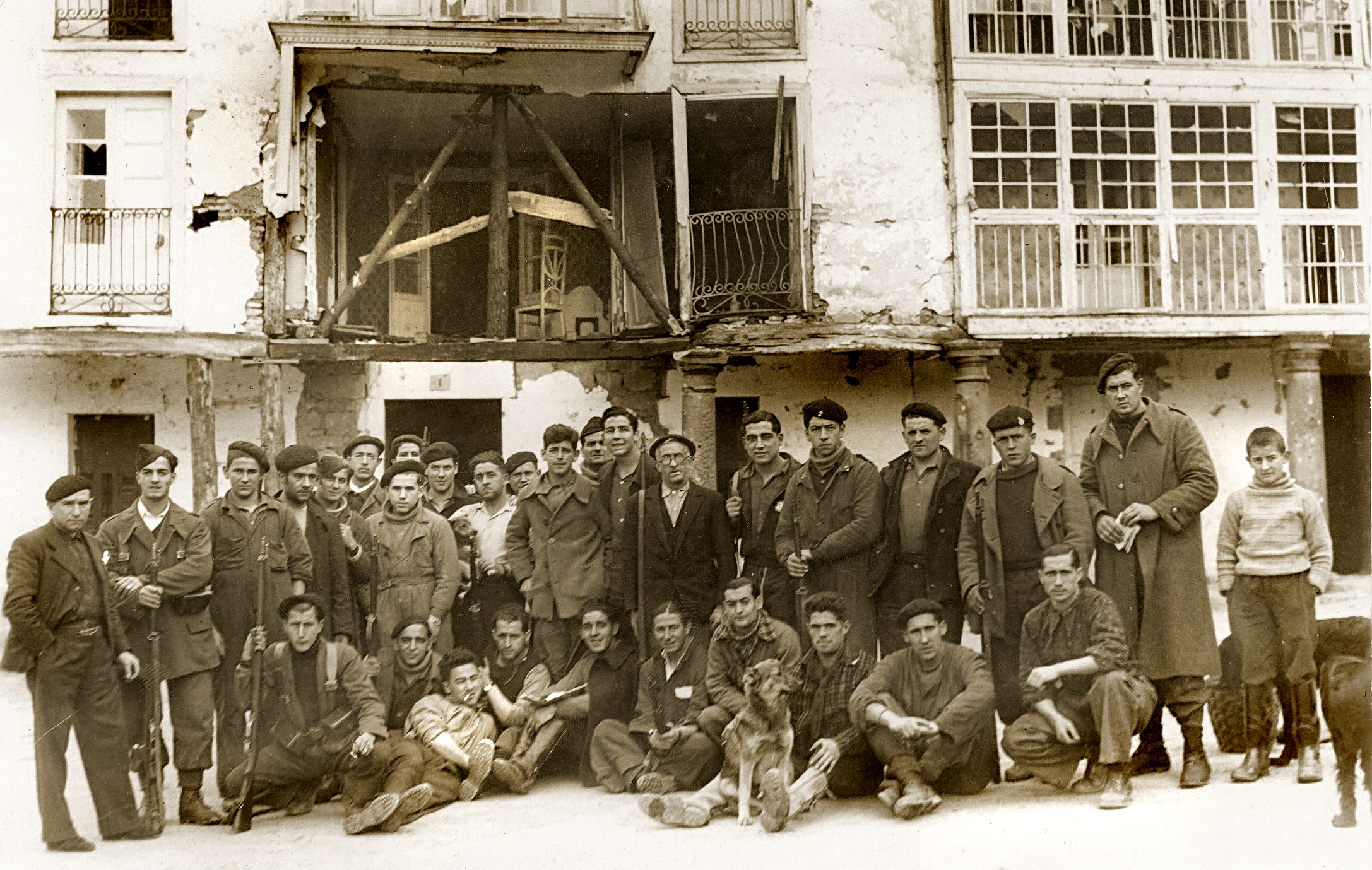 Milițieni și gudaris în piața bombardată, în fața Elgetei, în anul 1937, înainte de a fi luată de trupele franchiste. Războiul civil spaniol.