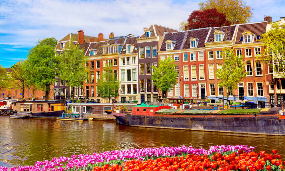 Amsterdam luptă împotriva turismului excesiv. Investitorii nu mai pot construi hoteluri noi