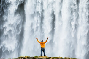 Cascada emblematică Skogafoss din Islanda