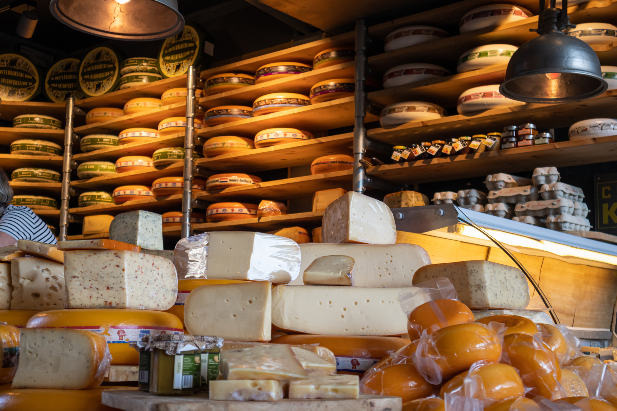 Brânzeturi olandeze, edam, gouda, roți întregi rotunde într-un magazin tradițional de brânzeturi din piața din Rotterdam. Sursă foto: Dreamstime